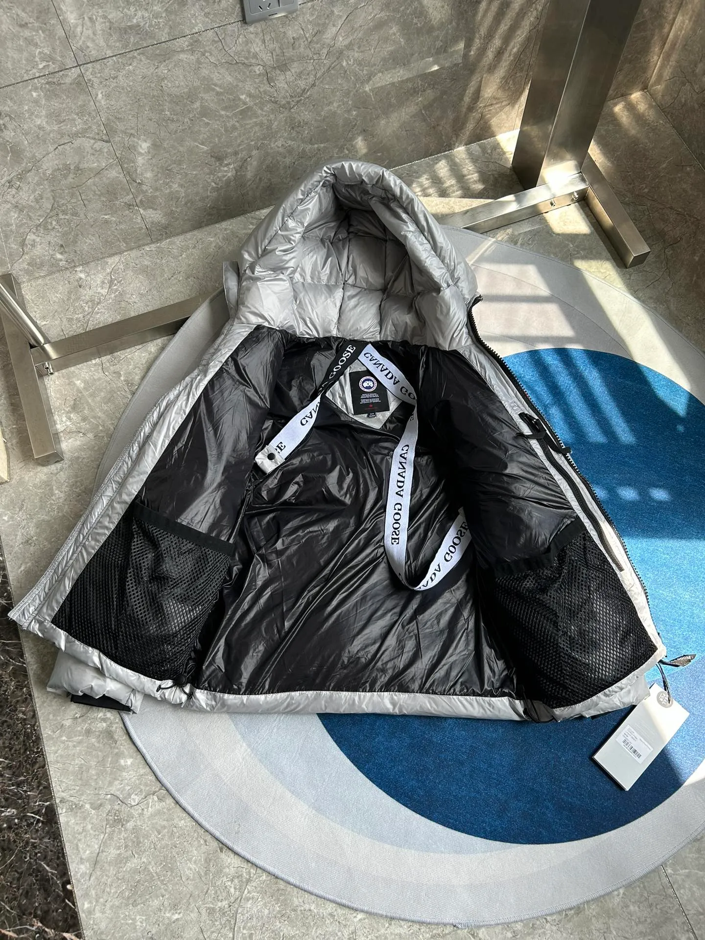P820 ​​Gray Red Label Style No.: Y111 𝘾𝘼𝙉𝘼𝘿𝘼 𝙂𝙊𝙊𝙎𝙀/Canada Goose 2023 Limited New Crofton Puff Down Jacket Pure Guangzhou Inspection 80 White Duck Down Filling‼  Top version, ceiling level‼ Crofton soft bread, the latest style in 2023, has a cold protection effect of up to level 4. It is made of recycled Feather-Light tear-resistant fabric. It is ultra-light and has no weight on the upper body at all! The unique black label highlights your temperament‼  Canada Goose, a Canadian brand, has always been recognized as the warmest down jacket. Various Instagram celebrities, Internet celebrities, and celebrities often wear it for street photos. I do Canada Goose every year, but I still can’t get rid of my love for geese. No matter how cold the winter is, there is no need to be afraid, because there are geese! Filled with 80% white duck down, Canada Goose is the legendary warmest down jacket and is known as a must-have for Arctic outdoor sports! The most popular down jacket in the world, celebrities are rushing to buy it, it is a must-have! Same style for men and women Size: S~XXL